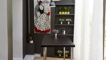 Deluxe Apartment (Canopy) | In-room dining