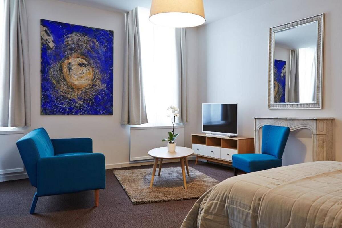 Deluxe Apartment, City View (2nd floor) | Living room | LED TV