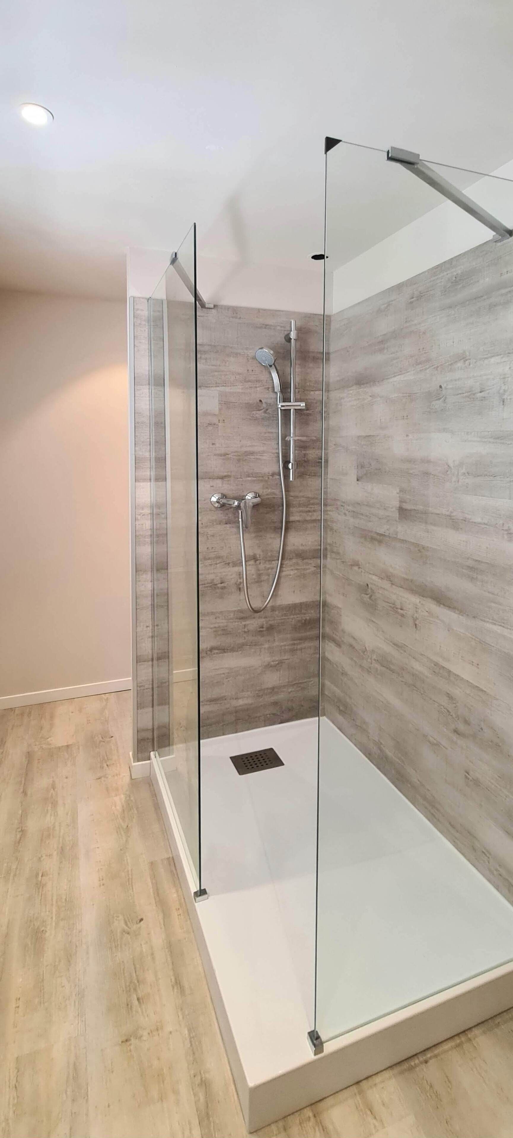 deluxe apartment | bathroom | shower, free toiletries, towels