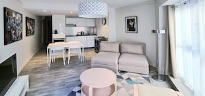 Departamento Deluxe | Área de sala de estar | Televisión LED 