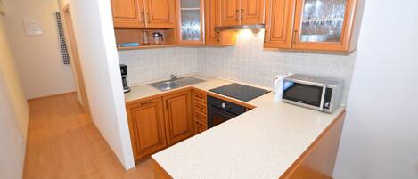 Réfrigérateur, micro-ondes, plaque de cuisson, lave-vaisselle