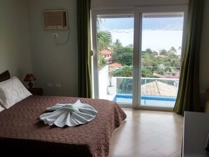 Phòng Suite, 1 phòng ngủ, bồn tắm thủy lực, cạnh hồ bơi | Bộ đồ giường cao cấp, minibar, màn/rèm cản sáng