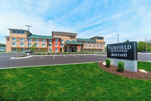 A Fairfield Inn & Suites Marriott hotel with a parking lot and a grassy area in front. - Fairfield Inn & Suites by Marriott Gaylord (Gaylord)
