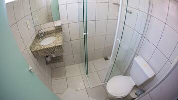 Standard Quíntuplo | Bilik Mandi | Pancuran mandi, kelengkapan dandanan diri percuma, tuala disediakan