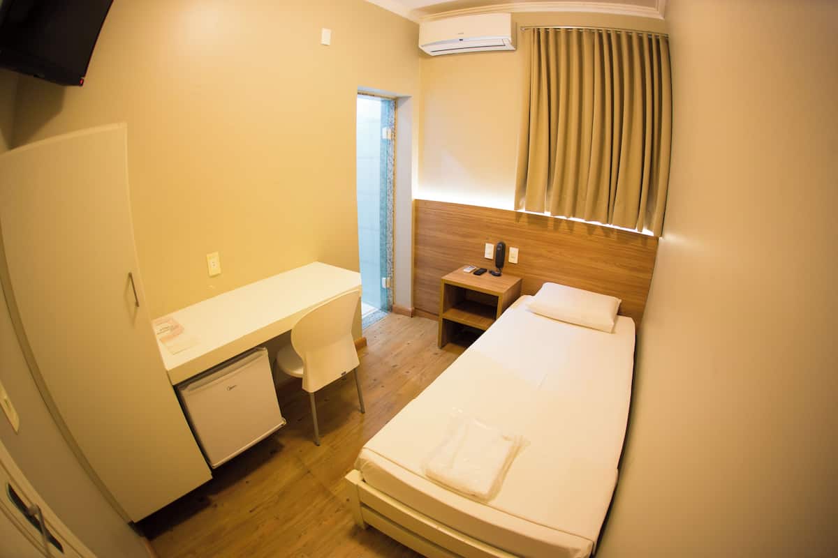 Standard Individual Solteiro | Minibar, in-room safe, desk, blackout curtains