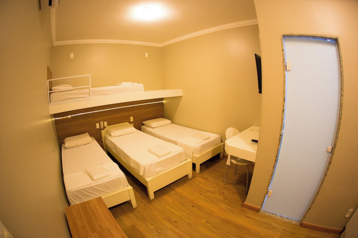 Standard Quádruplo | Minibar, in-room safe, desk, blackout curtains