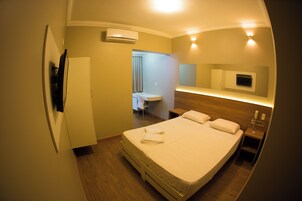 Standard Duplo Casal | Minibar, in-room safe, desk, blackout drapes