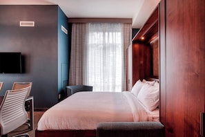 Luxe beddengoed, donzen dekbedden, pillowtop-bedden, een bureau