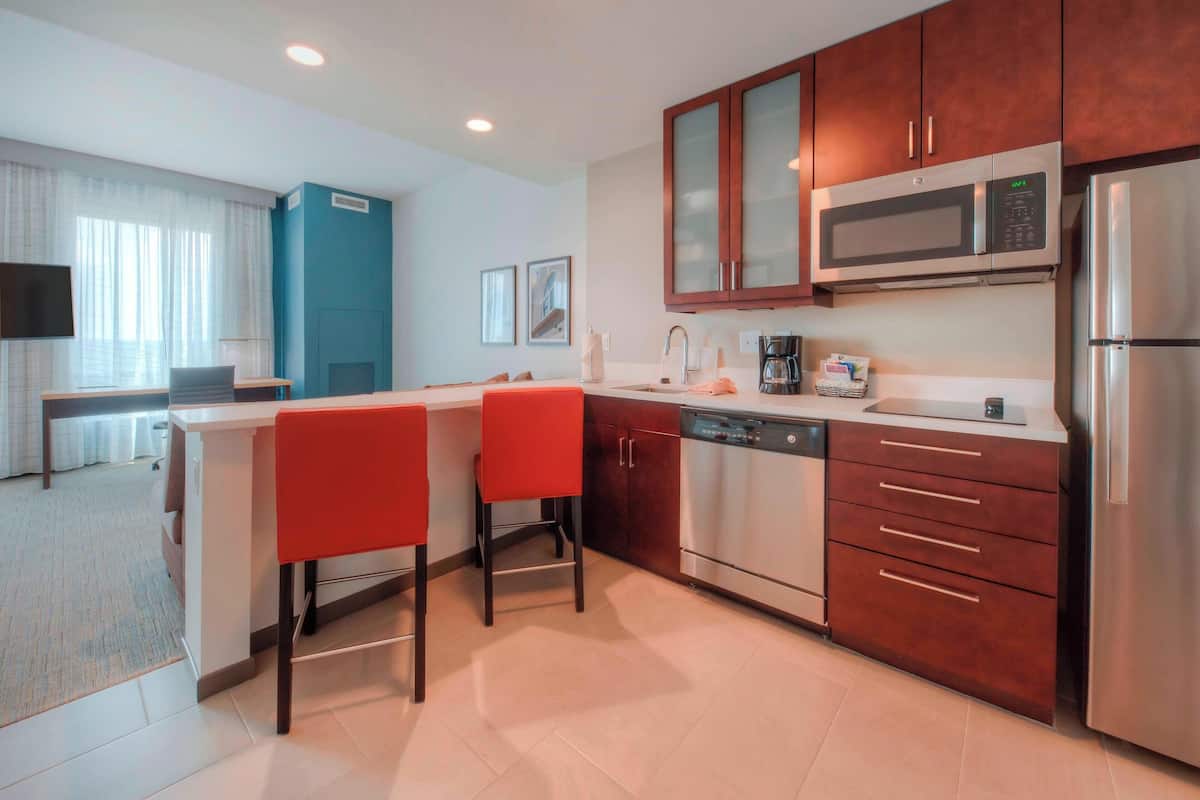 Studio Suite, 1 King Bed with Sofa bed, Non Smoking | Private kitchen | Coffee/tea maker