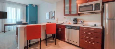 Studio Suite, 1 King Bed with Sofa bed | Private kitchen | Coffee/tea maker