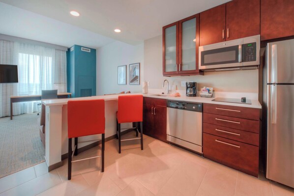 Suite estudio, 1 cama King size y sofá cama, para no fumadores | Cocina privada | Cafetera y tetera