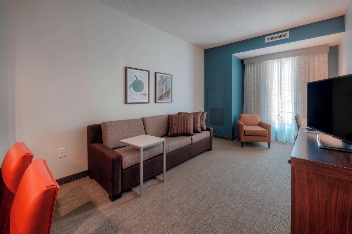 Suite, Multiple Beds, Non Smoking | Living area | 42-inch Smart TV with satellite channels, TV, Netflix