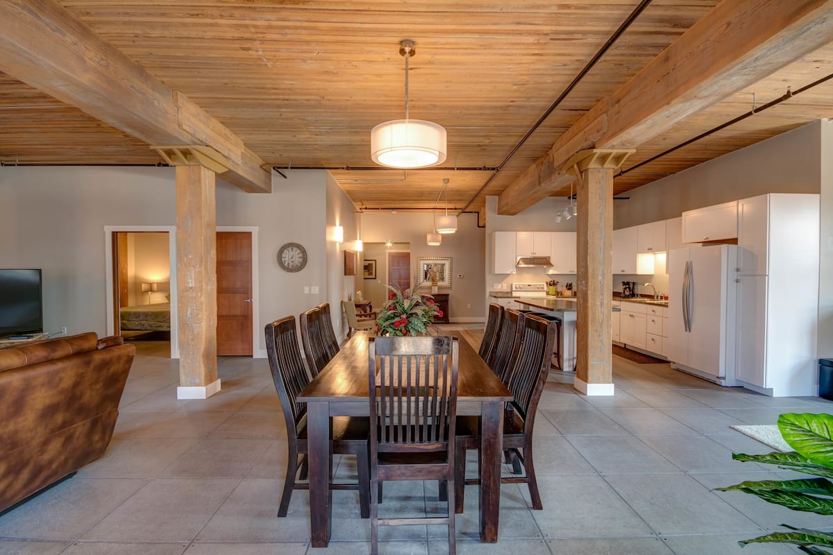 Bridgeway Ultimate Loft | In-room dining