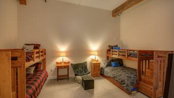 Family Penthouse | Iron/ironing board, free WiFi