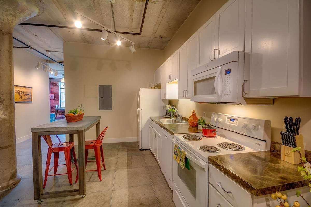 The 405 | Private kitchen | Coffee/tea maker, fridge, microwave
