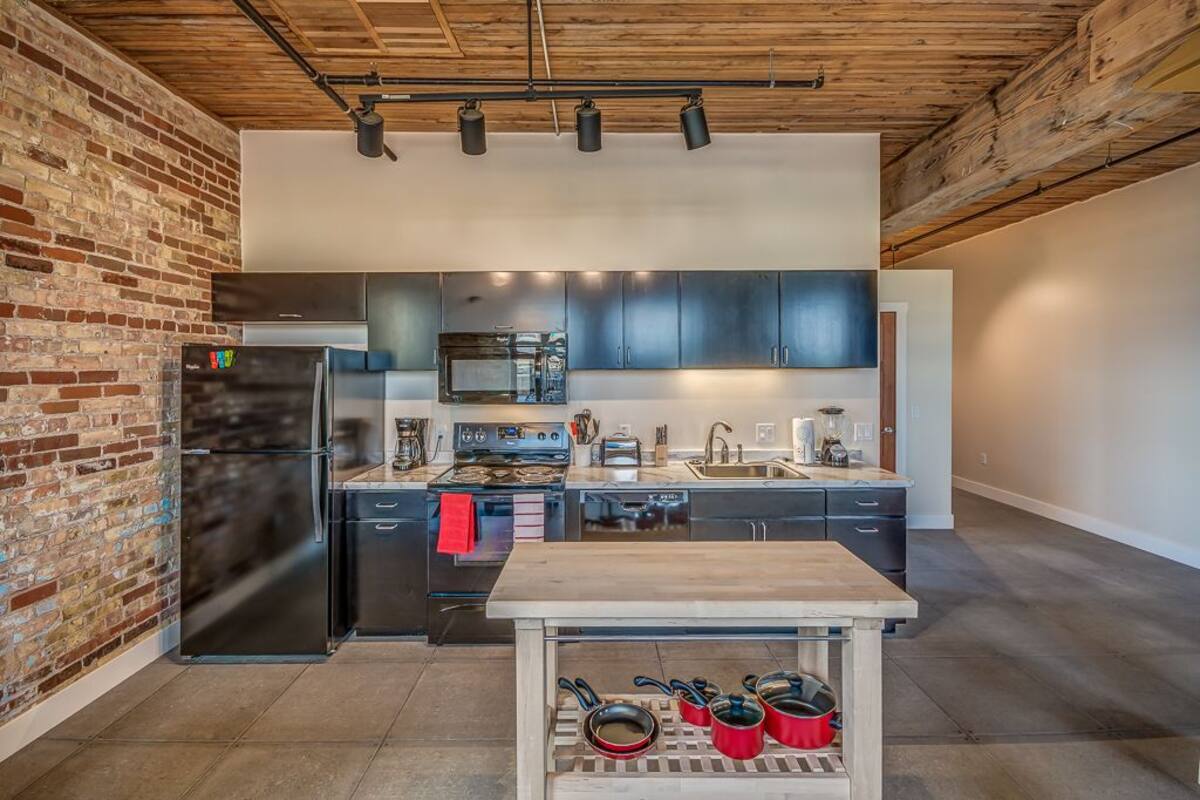 River City Loft | Dapur pribadi | Lemari es, microwave, dan mesin pembuat kopi/teh