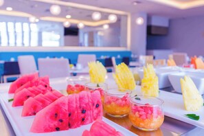 A buffet table with watermelon slices and fruit cups. - NH Puebla Finsa (Puebla)
