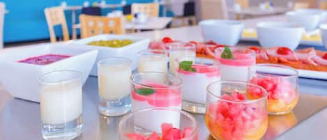 Variedad de postres y bebidas sobre una mesa en un comedor.