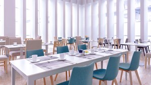 A spacious dining area with high ceilings and large windows, featuring multiple tables and chairs. - NH Puebla Finsa (Puebla)