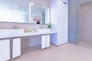 Dusche, Regendusche, umweltfreundliche Kosmetikartikel, Haartrockner