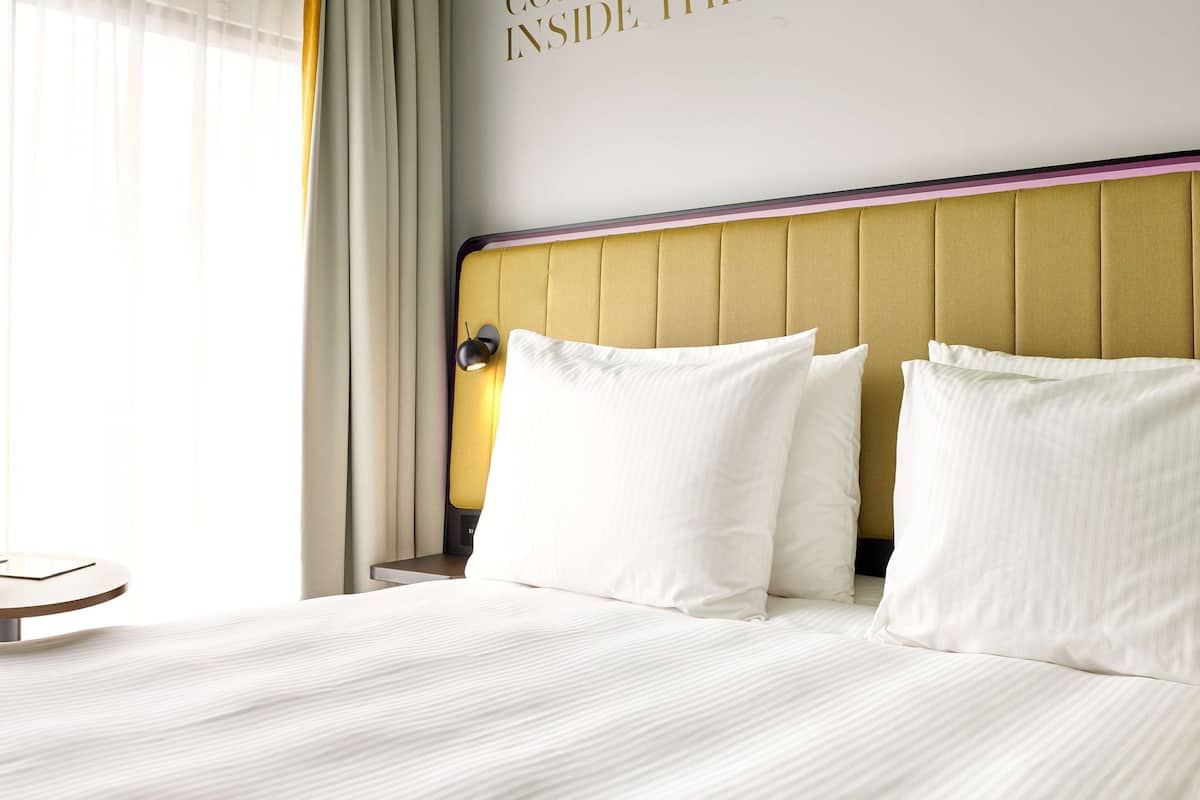 hypo-allergenic bedding, in-room safe, desk, soundproofing