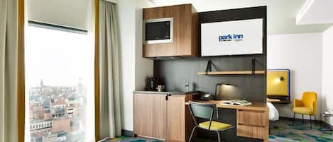 Studio (Apartment) | Hypo-allergenic bedding, in-room safe, desk, soundproofing