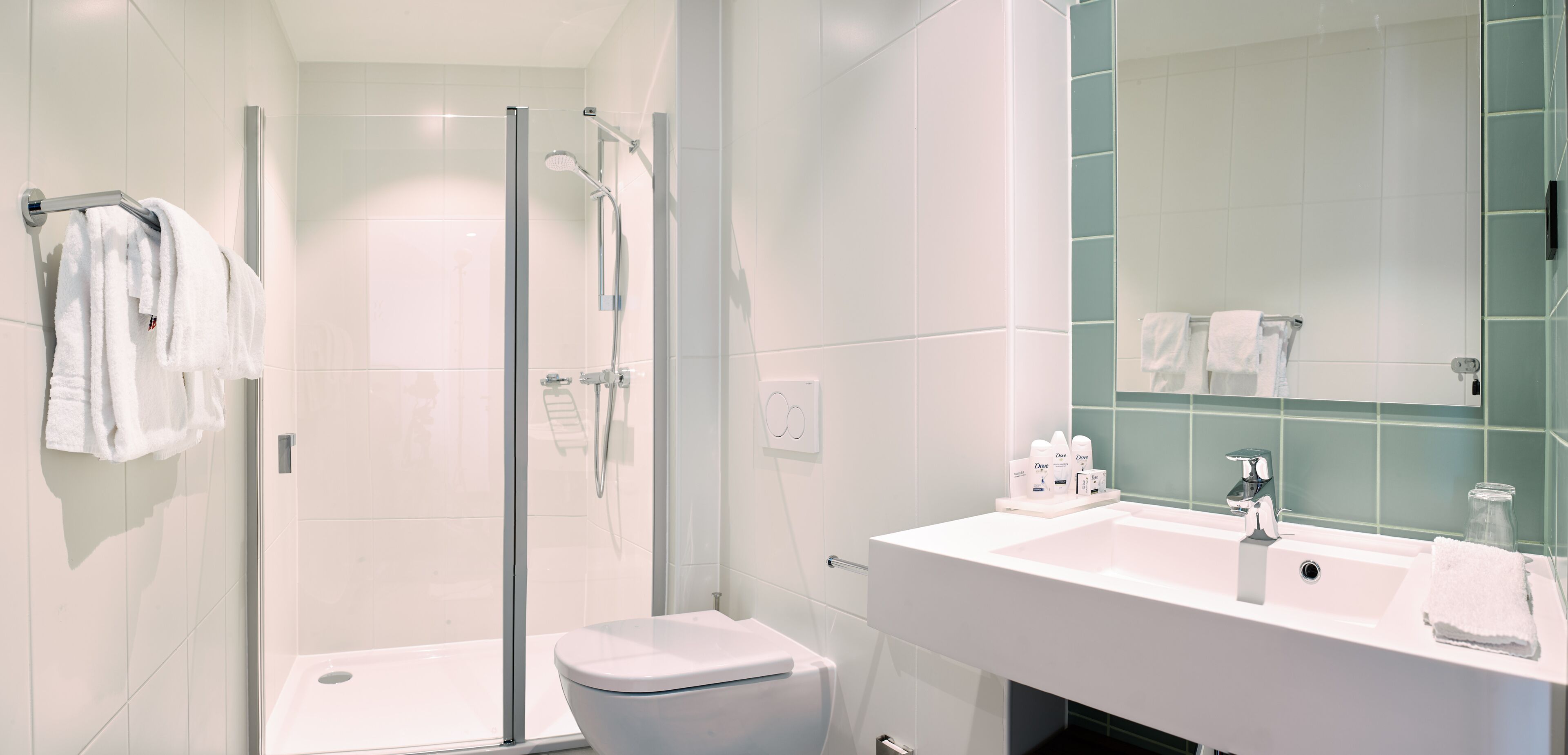 junior suite | bathroom | shower, free toiletries, hair dryer, towels