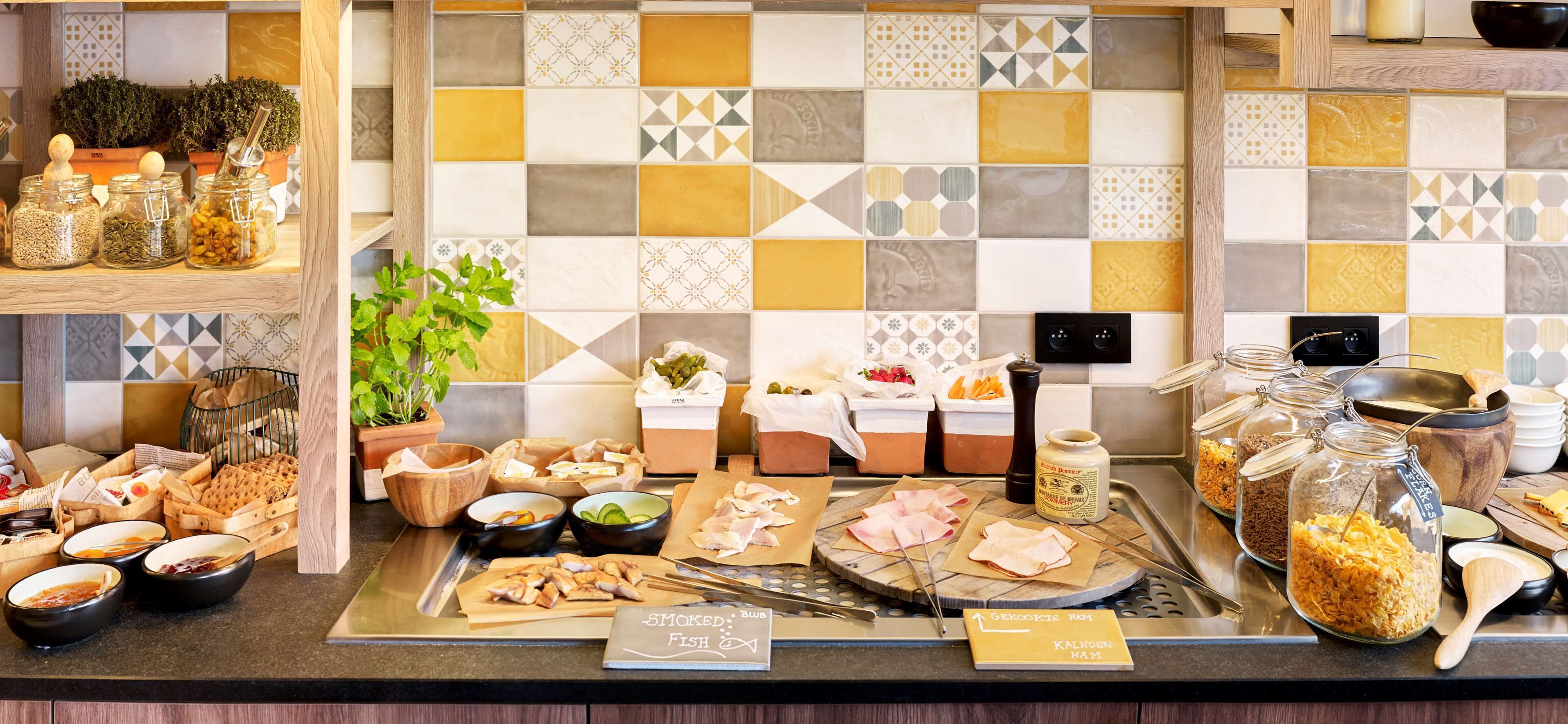 Un mostrador de buffet con diversos alimentos y salsas.