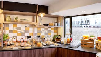 Se ofrece un desayuno bufé todos los días (17.50 EUR por persona)