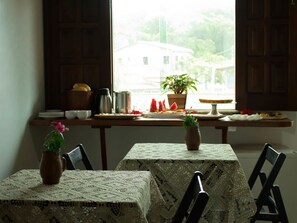 Free daily buffet breakfast - Pousada Morro Bello (Cairu)