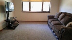 Flat-screen TV - Lewellen Lodge (Lewellen)