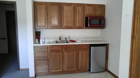 Frigorífico, microondas y cafetera o tetera