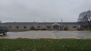 Front of property - Lewellen Lodge (Lewellen)