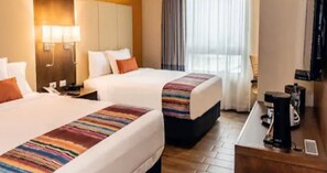 Deluxe Twin kamer, uitzicht op stad | Een kluis op de kamer, een bureau, een strijkplank/strijkijzer