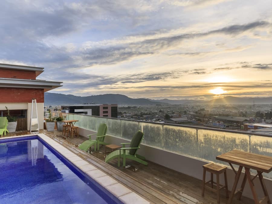 Piscina externa, guarda-sóis, espreguiçadeiras