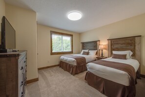 Deluxe Duplex, 4 Bedrooms, Lake View, Lakeside (Minimum 2-3 night stay required) | 4 bedrooms, free wired Internet