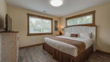 Deluxe Duplex, 4 Bedrooms, Lake View, Lakeside (Minimum 2-3 night stay required) | 4 間臥室、免費有線上網