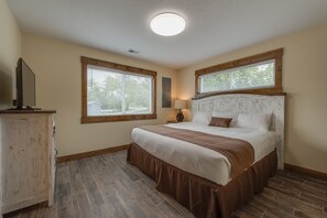 Deluxe Duplex, 4 Bedrooms, Lake View, Lakeside (Minimum 2-3 night stay required) | 4 間臥室、免費有線上網