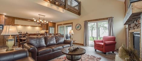 Deluxe Duplex, 4 Bedrooms, Lake View, Lakeside (Minimum 2-3 night stay required) | Aire de séjour | Téléviseur à écran plat, foyer