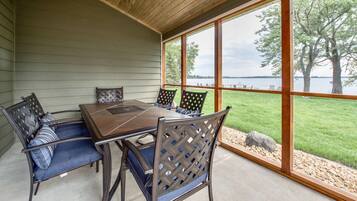 Deluxe Duplex, 4 Bedrooms, Lake View, Lakeside (Minimum 2-3 night stay required) | 露台/庭院