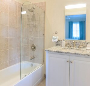 Deluxe Villa, 3 Bedrooms, Kitchen, Garden View | Bathroom