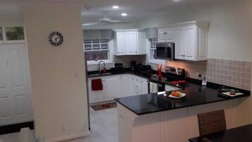 Full-size fridge, microwave, oven, stovetop