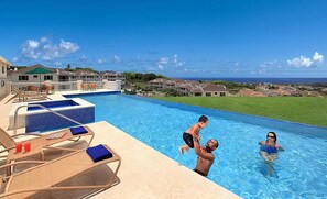 3 piscines extérieures