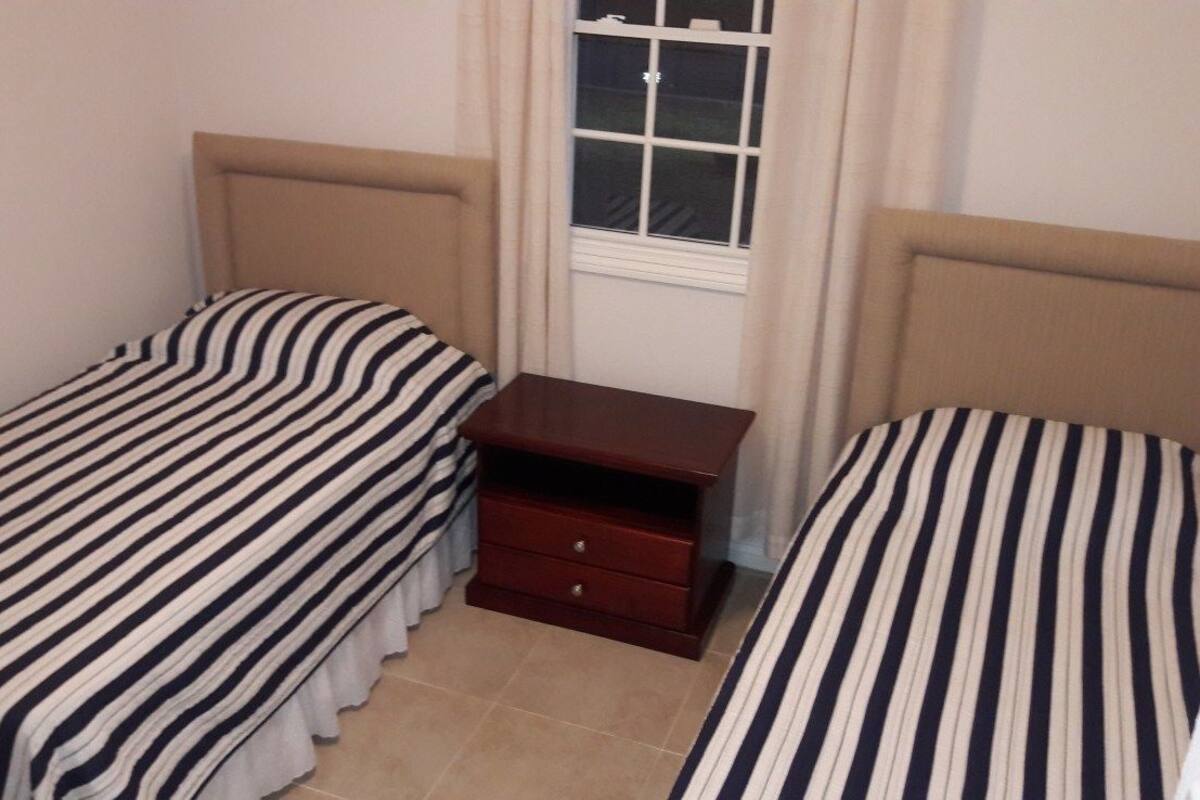 Een bureau, een strijkplank/strijkijzer, babybedden (toeslag)