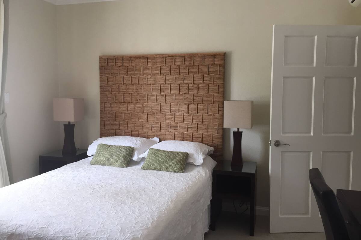 Deluxe appartement, 2 slaapkamers, keuken, uitzicht op zwembad | Een bureau, een strijkplank/strijkijzer, babybedden (toeslag)