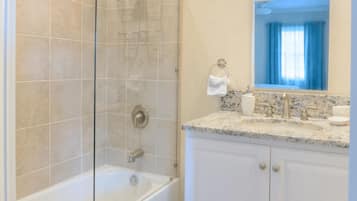 Villa de lujo | Baño | Regadera, secadora de cabello, toallas