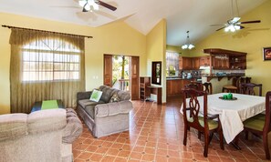 Three Bedroom Villa | Ruang tamu | TV skrin rata