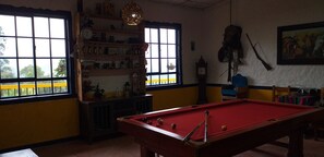 32-inch flat-screen TV with cable channels, TV - Hostal Finca Cardonales (Salento)