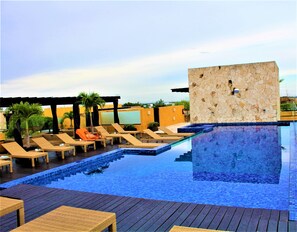 2 outdoor pools, a rooftop pool