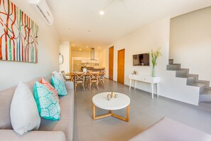 Cobertura luxo, 2 quartos | Cozinha privada | Geladeira grande, micro-ondas, fogão, cooktop